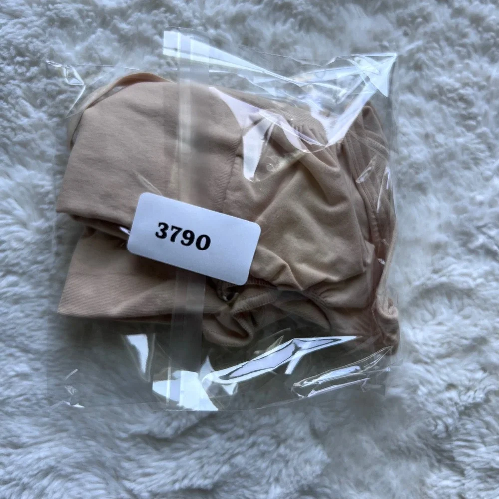 SKIMS‎ Women's Sculpting Seamless Plunge Bodysuit Sand Beige Size Small NWOT